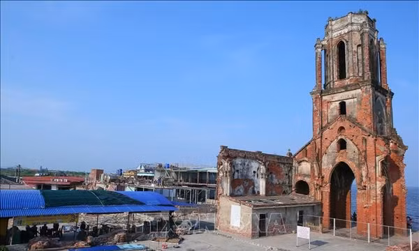 Giải tỏa công trình vi phạm, bảo vệ cảnh quan Nhà thờ đổ Hải Lý