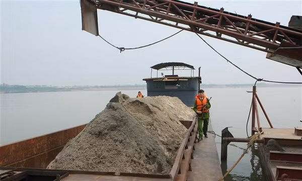 Bắt giữ một tàu khai thác cát trái phép trên sông Gianh