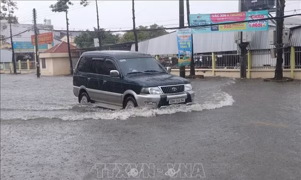 Mưa lớn kéo dài gây ngập sâu nhiều tuyến đường tại Cà Mau