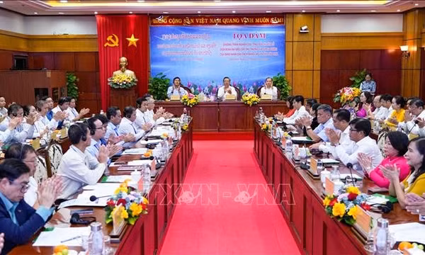 Chia sẻ kinh nghiệm xây dựng hệ thống chính trị với Đoàn cán bộ Lào