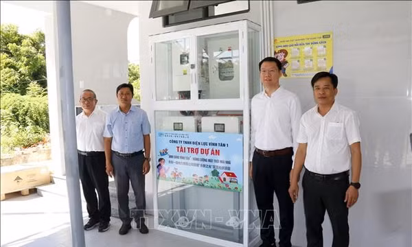 Trao hệ thống pin năng lượng mặt trời mái nhà tặng Trường Tiểu học Vĩnh Hảo