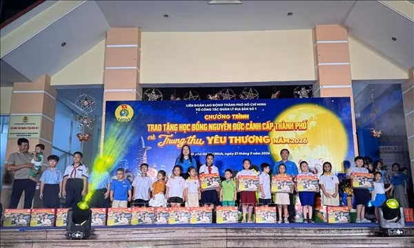 Trao học bổng Nguyễn Đức Cảnh và quà Trung thu cho con người lao động