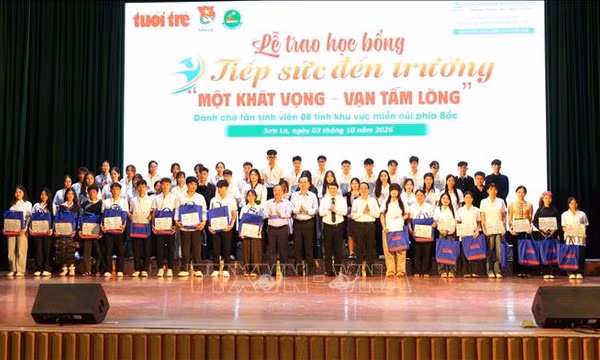 Trao học bổng 'Tiếp sức đến trường' cho tân sinh viên miền núi phía Bắc