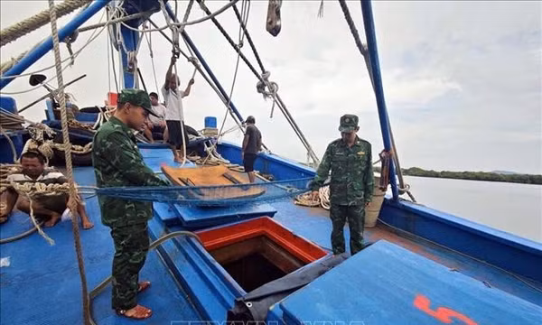 Bộ đội Biên phòng tạm giữ tàu chở 50.000 lít dầu không rõ nguồn gốc