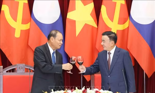 Thường trực Ban Bí thư Trần Cẩm Tú chủ trì Tiệc chiêu đãi Thường trực Ban Bí thư Lào