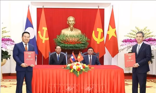 Thường trực Ban Bí thư Trần Cẩm Tú và Thường trực Ban Bí thư Lào chứng kiến Lễ trao văn kiện hợp tác giữa hai văn phòng Trung ương