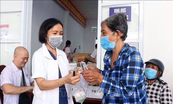 Kết nối nguồn lực, đưa y tế và nhu yếu phẩm về vùng biên giới biển 