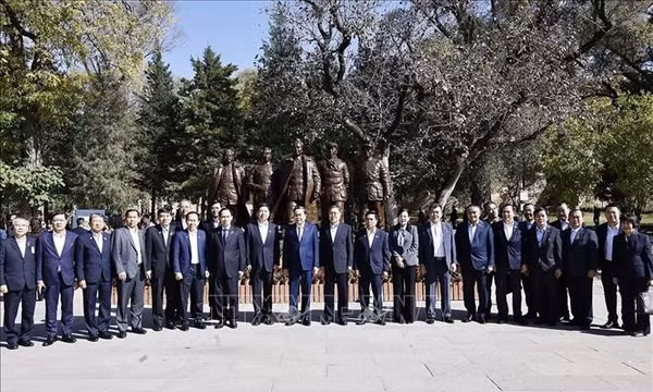 Chủ tịch Quốc hội thăm một số di tích lịch sử cách mạng tiêu biểu tại Thiểm Tây, Trung Quốc
