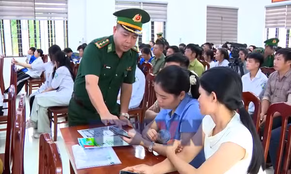 Đồn Biên phòng Cửa khẩu Hoành Mô đồng hành chuyển đổi số cùng nhân dân biên giới