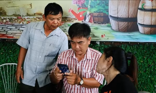 'Đi từng ngõ, gõ từng nhà' hướng dẫn người dân kỹ năng số