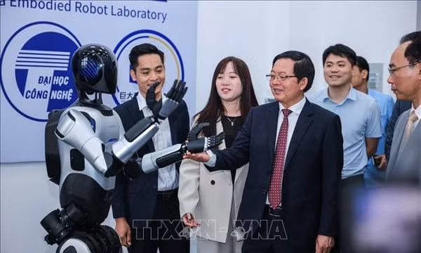 Phó Thủ tướng Hồ Quốc Dũng: Đại học Quốc gia Hà Nội cần tiên phong giải bài toán lớn của đất nước