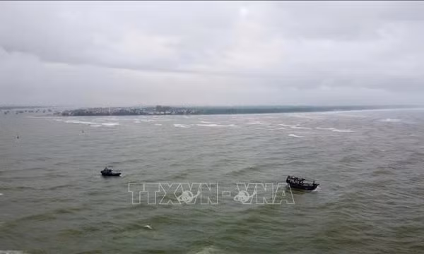 Tàu cá chìm tại cửa Gianh, một ngư dân mất tích