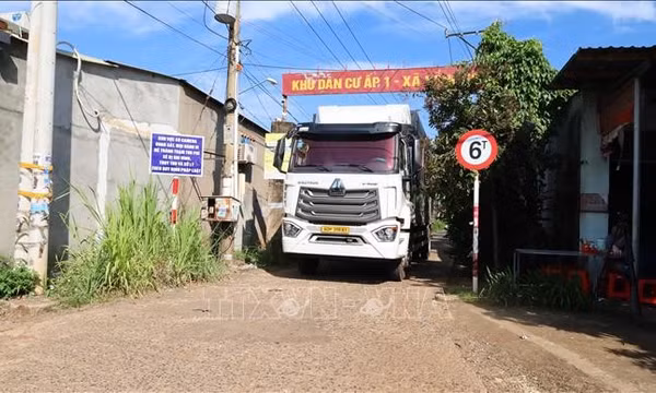 Làm rõ việc đặt biển 'né trạm thu phí' trên đường dân sinh