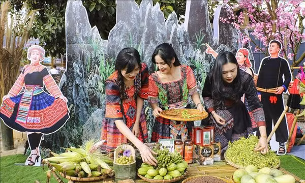 Sắc màu văn hóa dân tộc Mông hội tụ tại Điện Biên