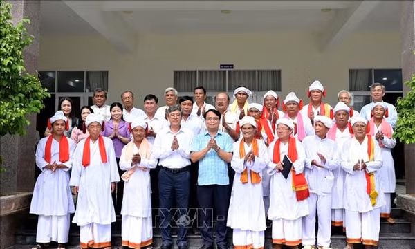 Thăm, chúc Tết Katê đồng bào Chăm theo đạo Bàlamôn