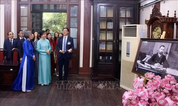 Phu nhân Tổng Bí thư, Chủ tịch nước Tô Lâm và Phu nhân Tổng thống Thụy Sĩ thăm Trường Đại học Dược Hà Nội