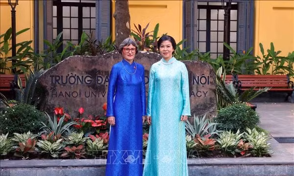 Phu nhân Tổng Bí thư, Chủ tịch nước Tô Lâm và Phu nhân Tổng thống Thụy Sĩ thăm Trường Đại học Dược Hà Nội
