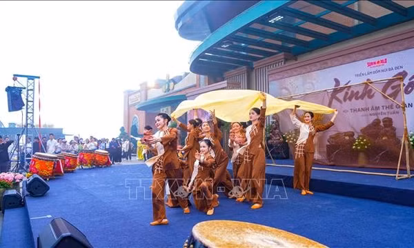 Phát triển văn hóa, xây dựng con người thời kỳ mới