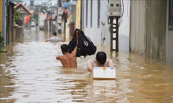 Lũ sông Bùi vượt báo động 3, ảnh hưởng 5.600 người ở xã Trần Phú