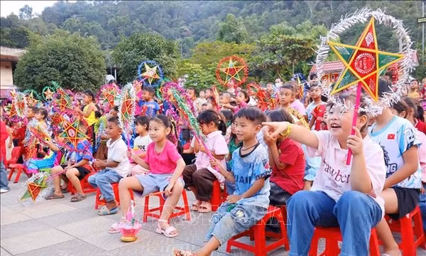 Ấm áp không khí Trung thu cho trẻ em có hoàn cảnh khó khăn