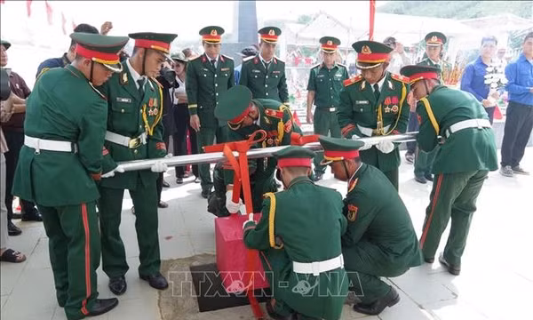 Đà Nẵng: An táng hài cốt liệt sĩ từ mộ tập thể sau hơn 50 năm