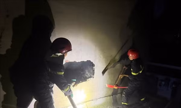 Vụ cháy nhà 4 tầng: Hai nạn nhân phải thở máy, tiên lượng xấu