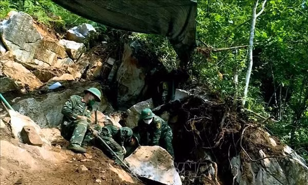 Tìm đồng đội giữa đá núi biên cương - Bài 2