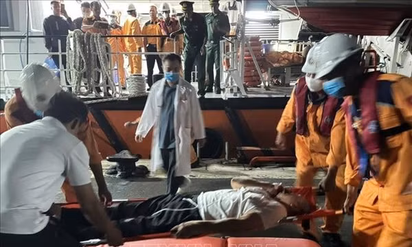 Đưa thuyền viên tàu nước ngoài gặp nạn vào bờ cấp cứu