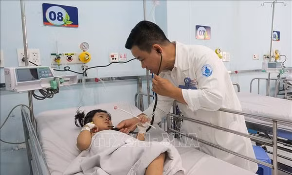 Bệnh tay chân miệng vào mùa, xuất hiện nhiều ca nặng phải thở máy