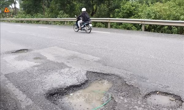 Khẩn trương khắc phục hư hỏng trên Quốc lộ 1 sau mưa lớn