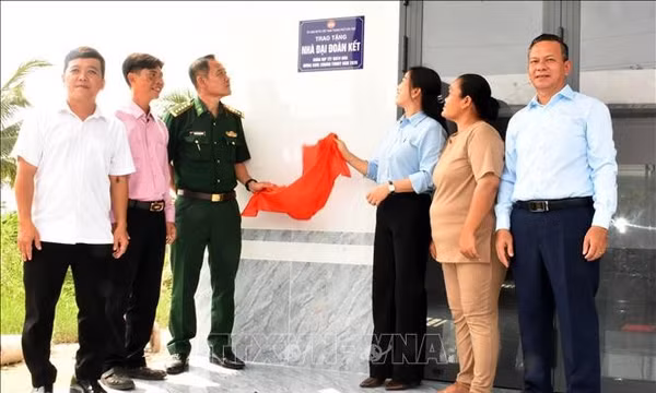 Trao mái ấm, tiếp sức người dân an cư lạc nghiệp