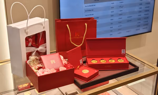 Thị trường quà tặng 20/10 vào cao điểm: Người mua ưu tiên quà thiết thực