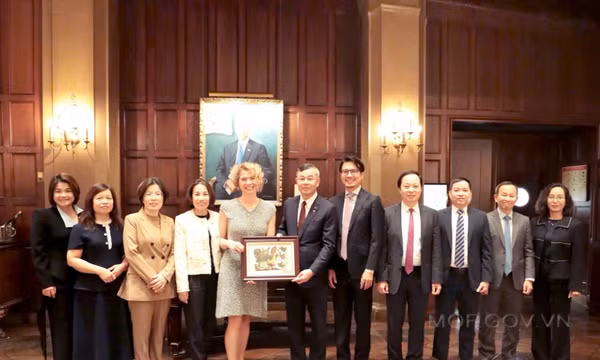 Bộ trưởng Ngô Văn Tuấn trao quà lưu niệm cho đại diện JP Morgan sau buổi làm việc song phương. Ảnh: Bộ Tài chính