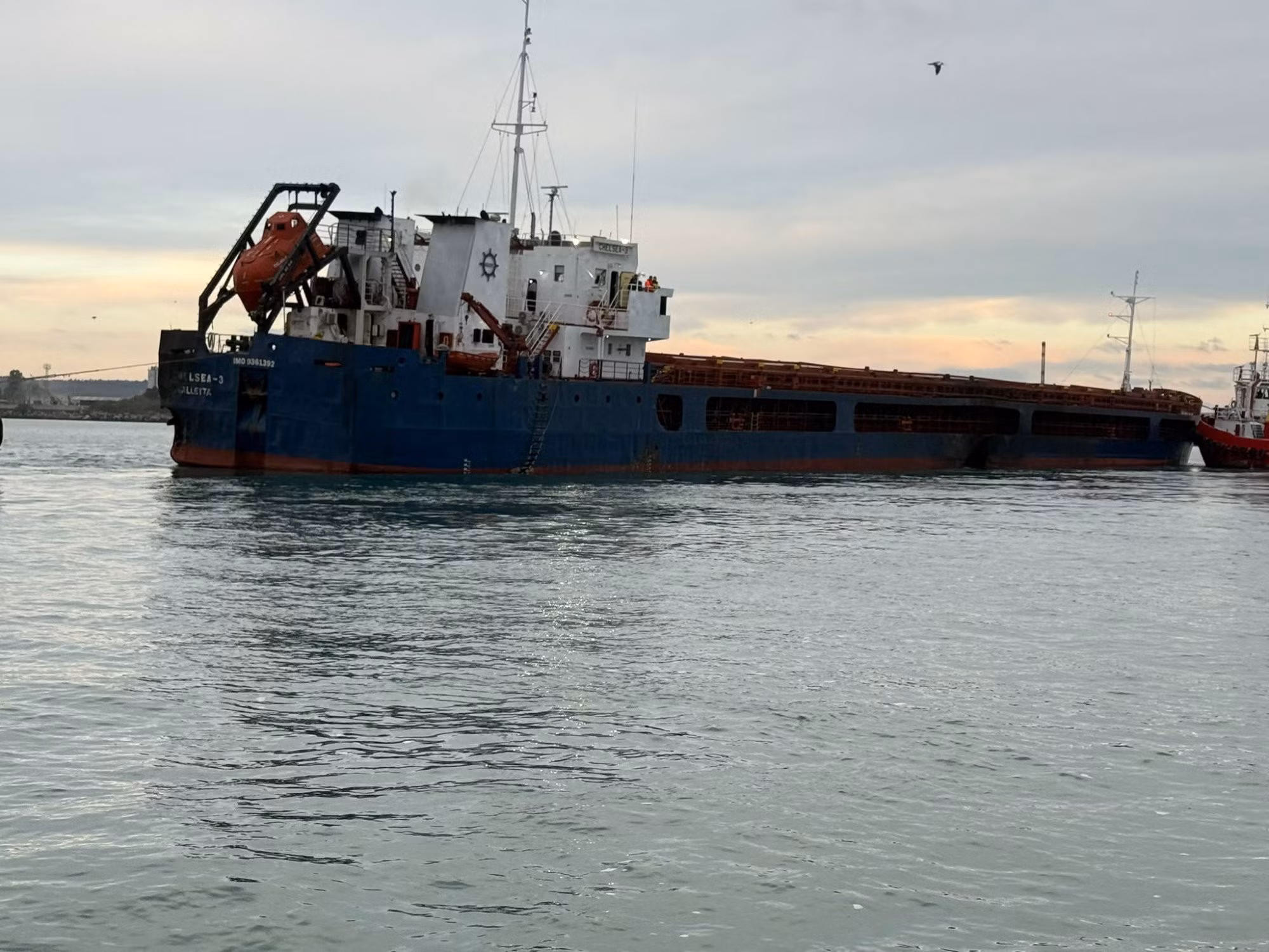 Tàu hàng Chelsea 3 treo cờ Malta, thuộc sở hữu Ukraine, cập cảng Burgas, Bulgaria, ngày 17/10/2026 sau khi bị ba UAV tấn công trên Biển Đen. Ảnh: AFP