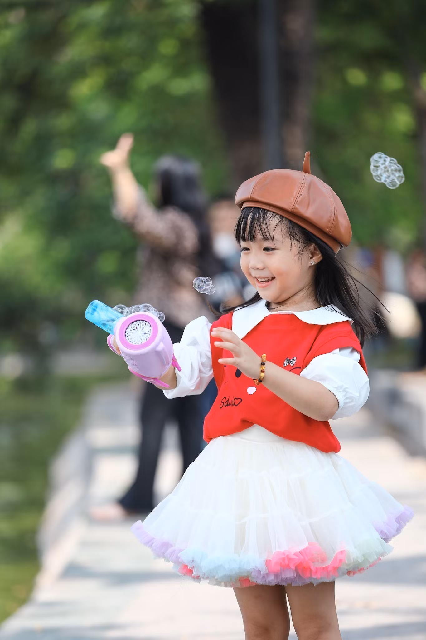 Một em nhỏ vui chơi trong tiết trời thu Hà Nội.