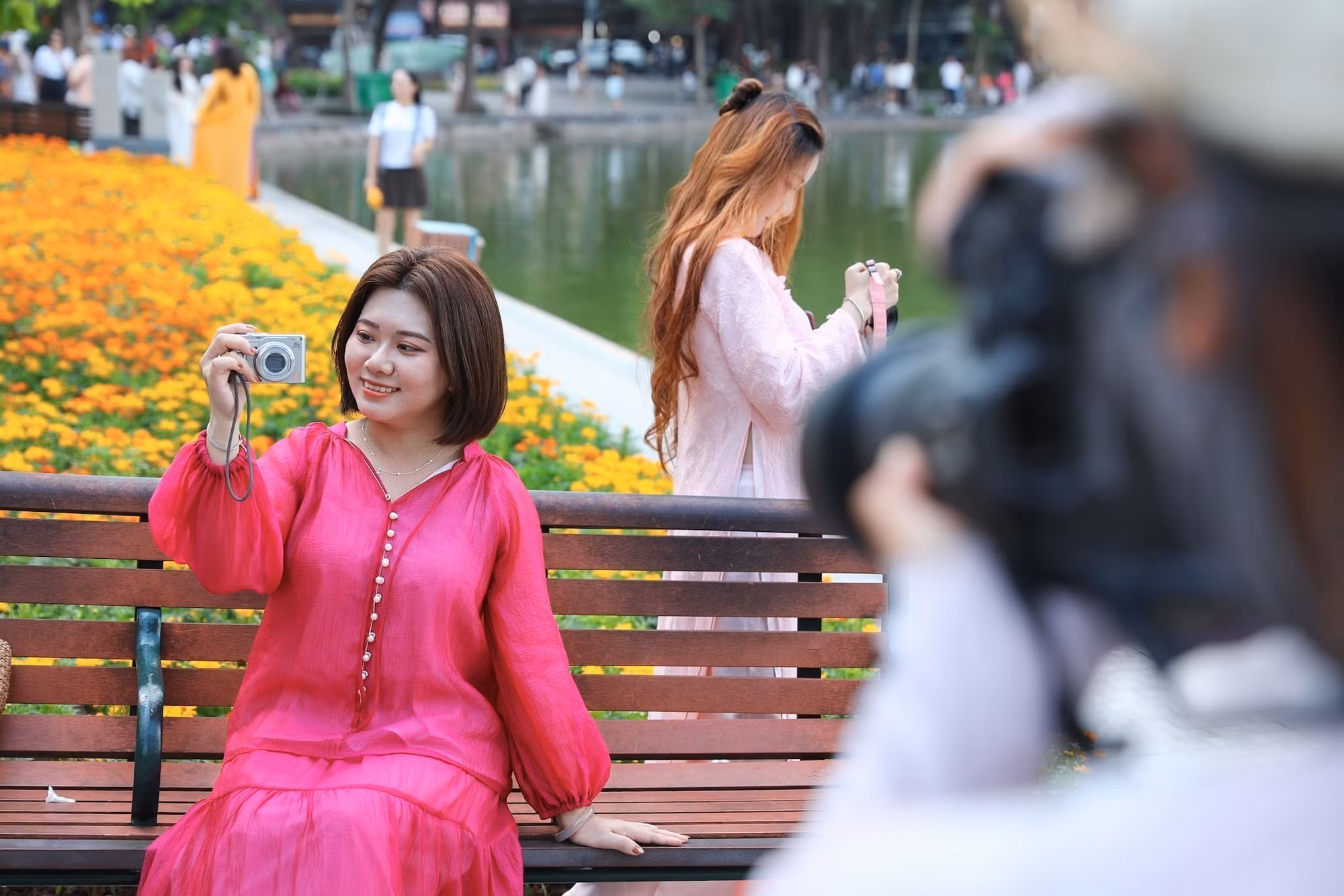 Giới trẻ thích thú vui chơi, chụp ảnh quanh khu vực hồ Hoàn Kiếm trong những ngày Hà Nội có thời tiết đẹp.