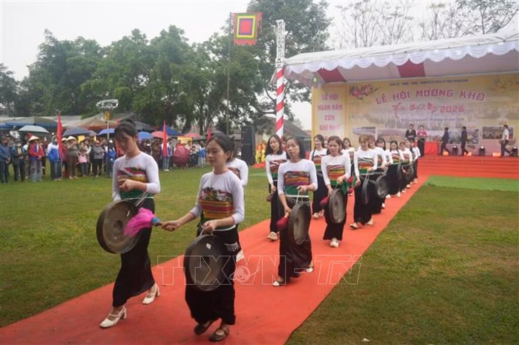 Các thiếu nữ Mường trong sắc phục dân tộc biểu diễn màn hòa tấu cồng, chiêng (ảnh tư liệu).
