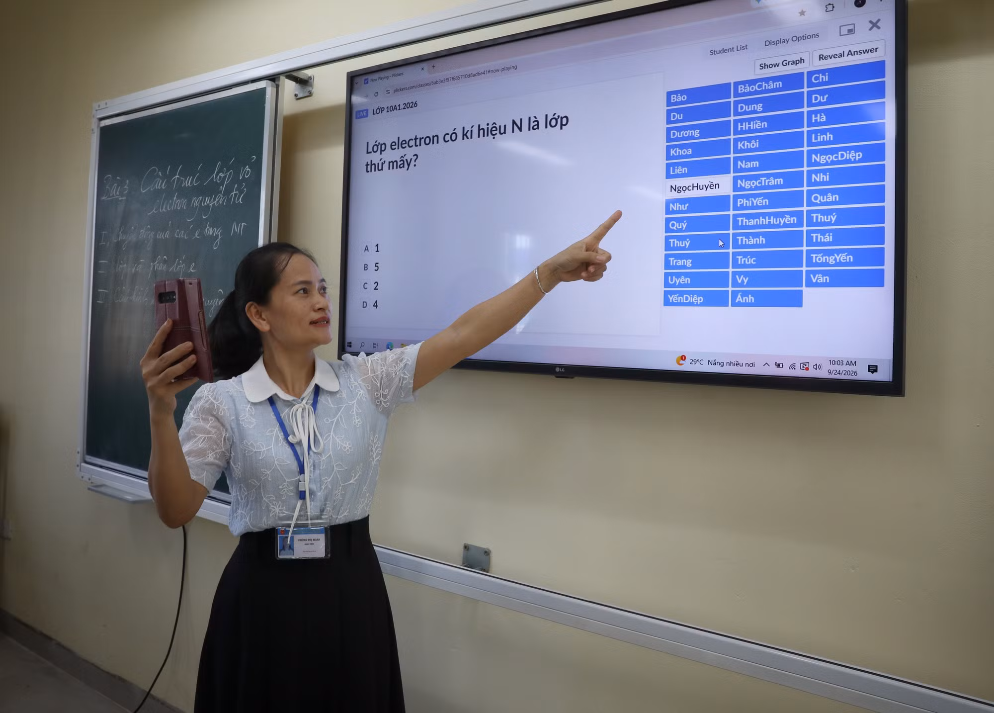 Lớp học được trang bị màn hình lớn và kết nối trực tuyến tại Trường DTNT THCS và THPT Nguyễn Tất Thành.
