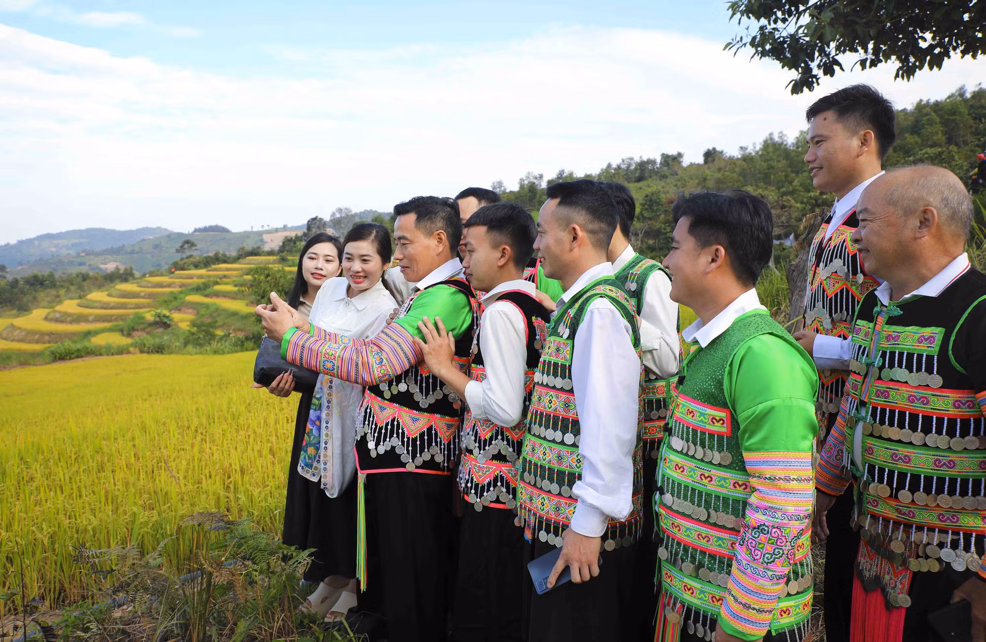 Đồng bào dân tộc Mông từ các tỉnh đến tham dự Ngày hội Văn hóa dân tộc Mông lần thứ IV, chụp ảnh ghi lại khoảnh khắc trải nghiệm ruộng bậc thang Pu Nhi.