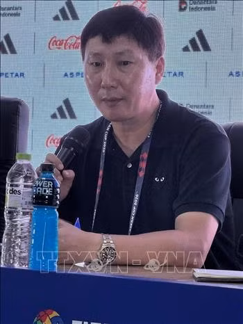HLV đội tuyển Việt Nam Kim Sang Sik tại họp báo. Ảnh: Đỗ Quyên/PV TTXVN tại Indonesia