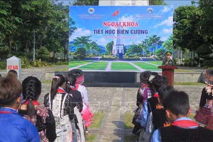 Khơi dậy tình yêu Tổ quốc qua 'Tiết học biên cương' tại A Mú Sung