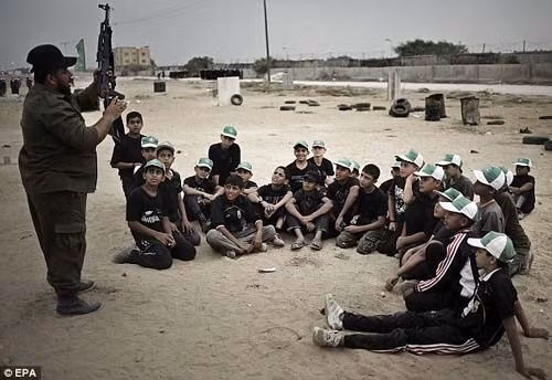 Trẻ em Palestine đến trại hè luyện… chiến đấu ảnh 6