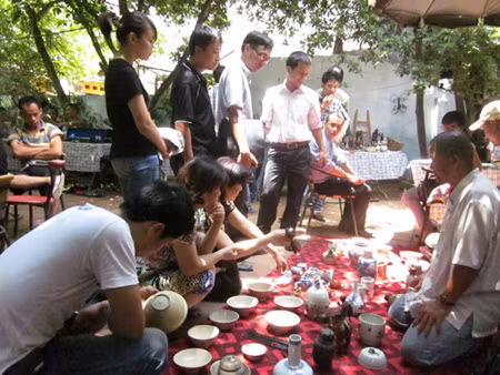 Tấp nập 'Chợ phiên đồ xưa' ảnh 1