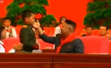 Ông Kim Jong Un hỏi chuyện, thơm má thiếu nhi ảnh 1