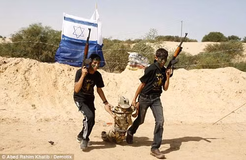 Trẻ em Palestine đến trại hè luyện… chiến đấu ảnh 1