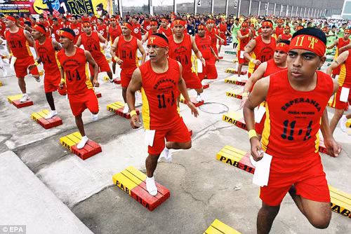 Hàng ngàn tù nhân nhảy đồng diễn ảnh 7