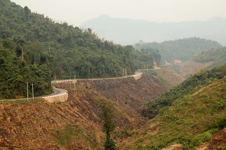 Xe khách Quảng Ninh lật tại Lào, 20 người bị thương ảnh 1