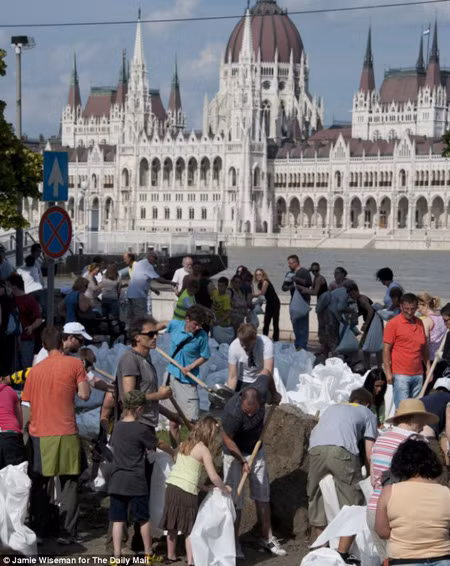 Sông Danube dâng nước kỷ lục, Hungary khẩn cứu thủ đô ảnh 1