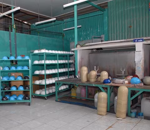 Phát hiện công ty sản xuất mũ bảo hiểm giả quy mô lớn ảnh 8