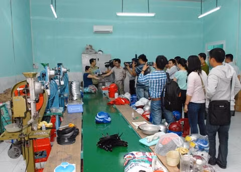 Phát hiện công ty sản xuất mũ bảo hiểm giả quy mô lớn ảnh 5